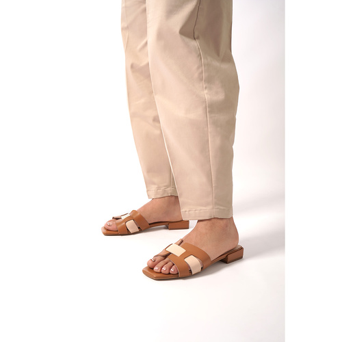 Flat sandals in brown and beige leather 