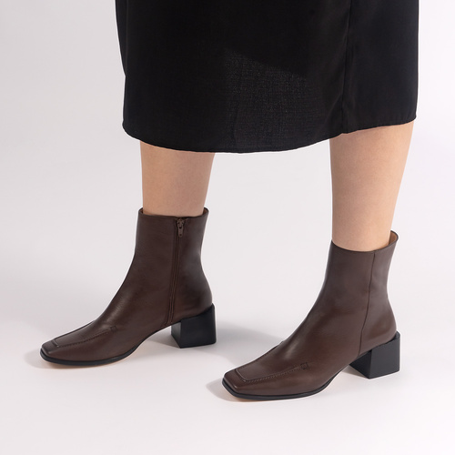 Heeled booties in brown leather 