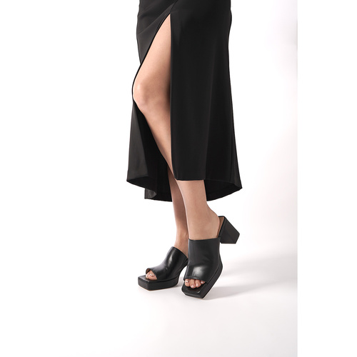 Heeled mules with platform in black leather 
