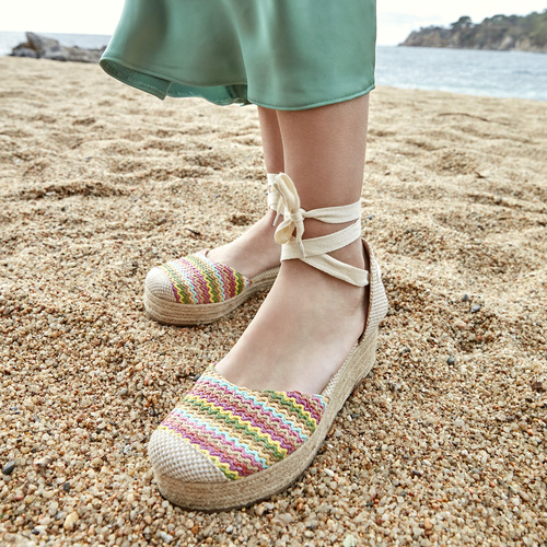 Sandale aus Textil in Beige, mit Jute-Keil 